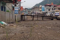 Chùm ảnh: Người dân đi cầu khỉ nguy hiểm vì mở rộng đường