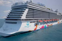 Ảnh cận cảnh siêu du thuyền Genting Dream tại vịnh Hạ Long