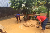 Ảnh bùn đất ngập nhà dân khiến FLC Hạ Long bị đình chỉ thi công