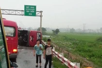 Xe khách lật trên cao tốc Pháp Vân - Cầu Giẽ, 11 người thương vong