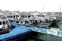 Du khách và doanh nghiệp phản ứng việc thu phí qua cảng Tuần Châu