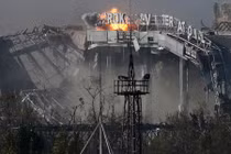 Tổng thống Ukraine động viên binh sĩ quyết giữ sân bay Donetsk