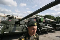 Ukraine tích cực sửa xe bọc thép: Chưa từ bỏ miền đông?