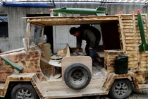 Độc đáo ô tô gỗ Trung Quốc trang bị ... tên lửa, radar