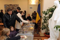 Đảng Thủ tướng Ukraine bất ngờ dẫn đầu cuộc bầu cử