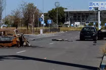 Ly khai Ukraine dùng máy ủi đất đánh chiếm sân bay Donetsk