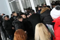 Dân Ukraine biểu tình, xông vào tòa trụ sở thành phố