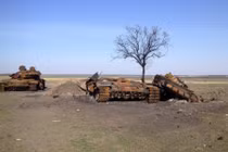 Xem xác xe tăng Nga giữa vùng miền đông Ukraine