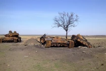 Xem xác xe tăng Nga giữa vùng miền đông Ukraine