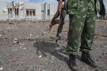 Ly khai Ukraine nhận chi viện 10 xe đạn dược từ Nga