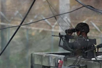 Binh sĩ Hàn Quốc bắn 20 phát súng cảnh cáo lính Triều Tiên