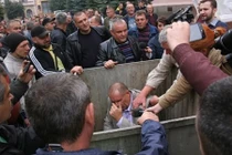 Cảnh dân khiêng quan chức y tế Ukraine ... vào thùng rác