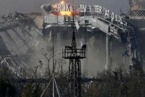 Ukraine mất liên lạc với binh sĩ ở sân bay Donetsk