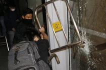 Nóng: Người biểu tình Hồng Kông xông vào nhà công quyền