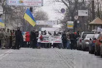 Tiền mất giá: Dân Ukraine biểu tình ngoài tòa nhà Quốc hội