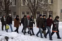 Tù binh Ukraine cần mẫn làm ... thợ sửa nhà ở Donbass