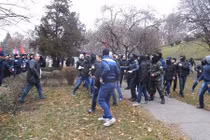 Right Sector hành hung nhóm ủng hộ Đảng Cộng sản Ukraine ở Kharkov