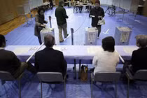 Cử tri Nhật Bản bỏ phiếu bầu Hạ viện