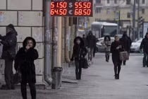 Đồng rúp Nga mất giá: Người nước ngoài khốn khổ ở Moscow