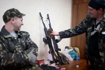 Ly khai đông Ukraine kêu gọi người dân giao nộp vũ khí
