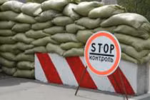 Quân Ukraine cấm xe lưu hành trên một đoạn cao tốc sang Nga