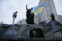 Tiểu đoàn tiễu phạt Ukraine khoe chiến lợi phẩm