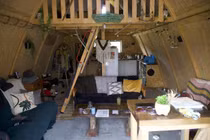 Cặp đôi bán ngôi nhà độc đáo bằng cách chụp ảnh khỏa thân