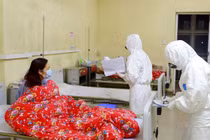 Video: Y bác sĩ BV số 2 Hạ Long điều trị bệnh nhân Covid-19 thứ 52...rất “cute“