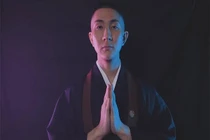 Cuộc đời kỳ lạ và sự giác ngộ của nhà sư đồng tính mê trang điểm