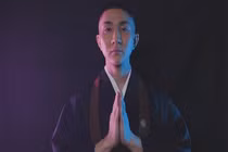 Cuộc đời kỳ lạ và sự giác ngộ của nhà sư đồng tính mê trang điểm