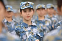 Nữ quân nhân Trung Quốc diện quân phục cũng "đốn tim" cư dân mạng