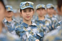 Nữ quân nhân Trung Quốc diện quân phục cũng "đốn tim" cư dân mạng