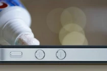 Màn hình điện thoại có vết xước, bôi ngay thứ này để chúng “mất tích”