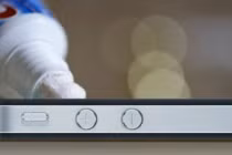 Màn hình điện thoại có vết xước, bôi ngay thứ này để chúng “mất tích”