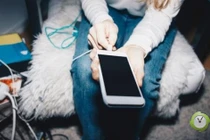 Con khóa cửa phòng tắm nằm trong bồn, mẹ phá cửa thấy cảnh đau lòng