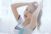 Hot girl ngành Báo cổ vũ Euro “gây mê” vì nhan sắc nóng bỏng