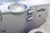 Tại sao nên đứng dậy trước khi xả toilet trên máy bay?