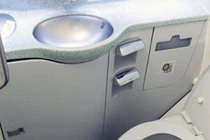 Tại sao nên đứng dậy trước khi xả toilet trên máy bay?