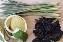 Đốt bồ kết trong nhà để phòng corona: Chị em khuyên, khoa học lý giải gì?