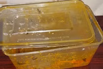 Hộp nhựa bám mỡ, nước rửa chén không sạch: Thêm thứ này sạch bong kin kít