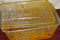 Hộp nhựa bám mỡ, nước rửa chén không sạch: Thêm thứ này sạch bong kin kít