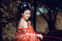 Vợ NSƯT Đăng Dương đổi phong cách cổ trang gợi cảm