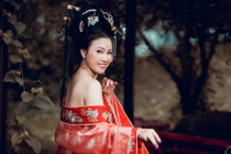 Vợ NSƯT Đăng Dương đổi phong cách cổ trang gợi cảm