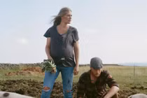 Cặp vợ chồng bỏ phố về làm nông dân và câu chuyện vỡ mộng