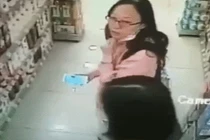 Video: Quý bà tháo khẩu trang, nhổ nước bọt thẳng mặt nhân viên bán hàng