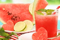 Người mắc COVID-19 có nên kiêng ăn dưa hấu không?