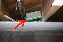 Dọn dẹp tầng hầm, tình cờ phát hiện số tiền mặt lớn trong chiếc vali