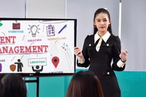 Giảng viên Lê Âu Ngân Anh lên đồ cả tỷ đi dạy nhưng sinh viên không phân tâm