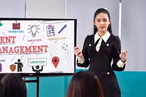 Giảng viên Lê Âu Ngân Anh lên đồ cả tỷ đi dạy nhưng sinh viên không phân tâm