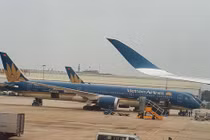 Nữ hành khách ngã từ xe thang máy bay xuống đất tử vong